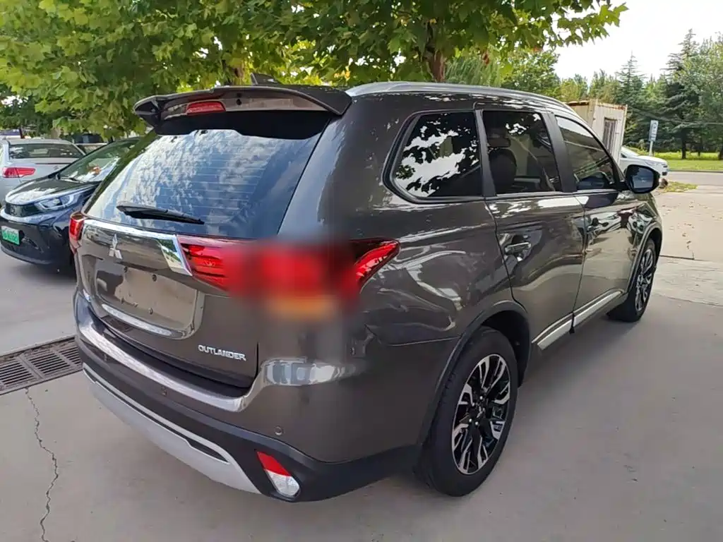 Mitsubishi Outlander — фото 7