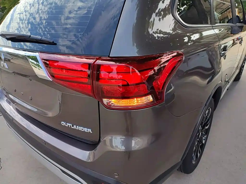 Mitsubishi Outlander — фото 8