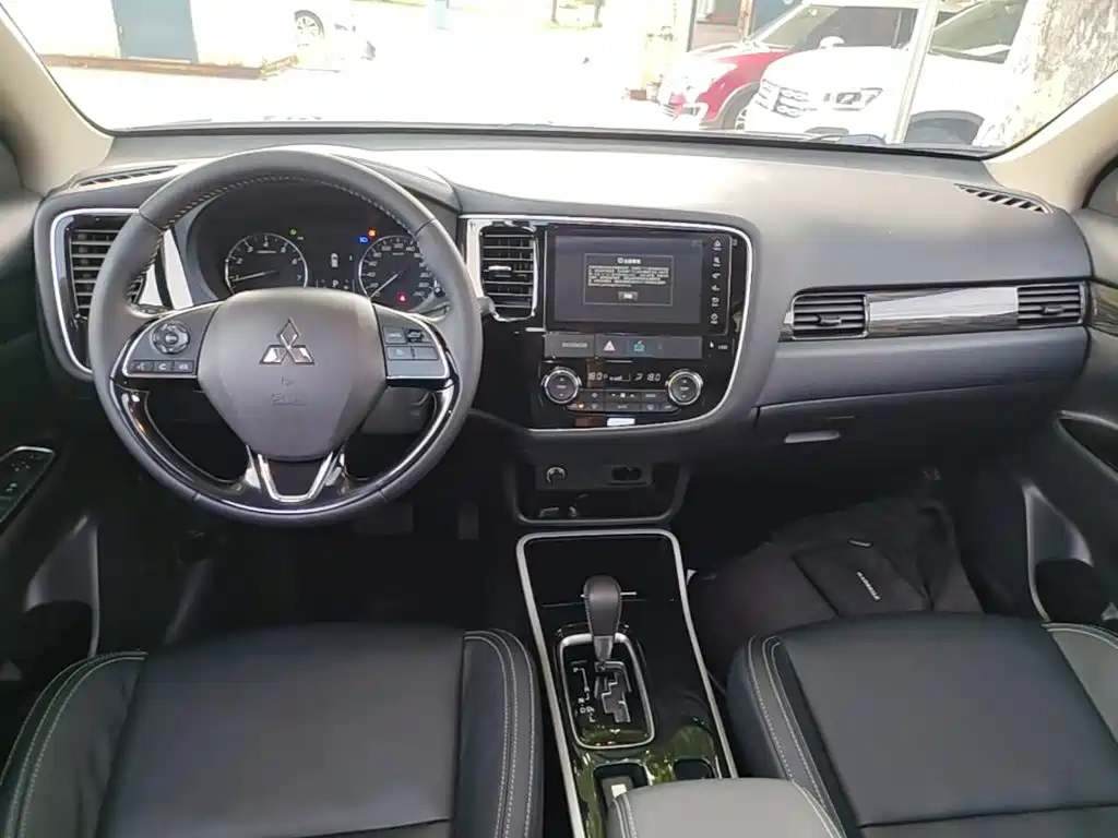 Mitsubishi Outlander — фото 10