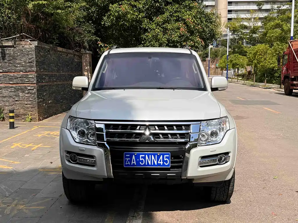 Mitsubishi Pajero (Import) — фото 2