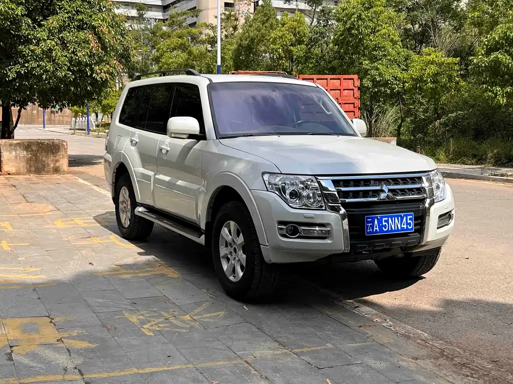 Mitsubishi Pajero (Import) — фото 3