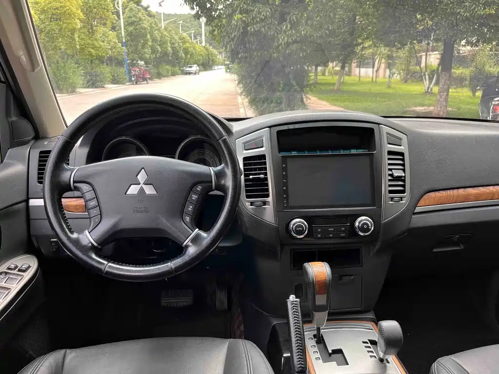 Mitsubishi Pajero (Import) — фото 23