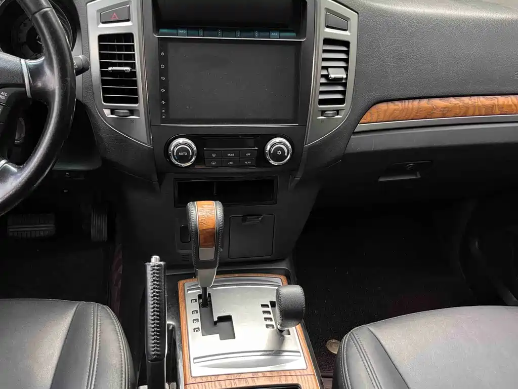 Mitsubishi Pajero (Import) — фото 24
