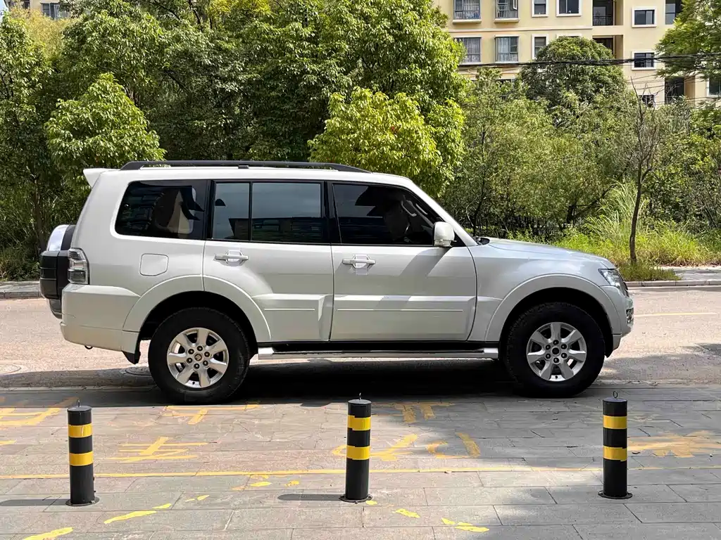 Mitsubishi Pajero (Import) — фото 4