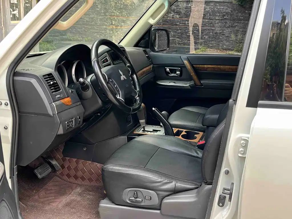 Mitsubishi Pajero (Import) — фото 10
