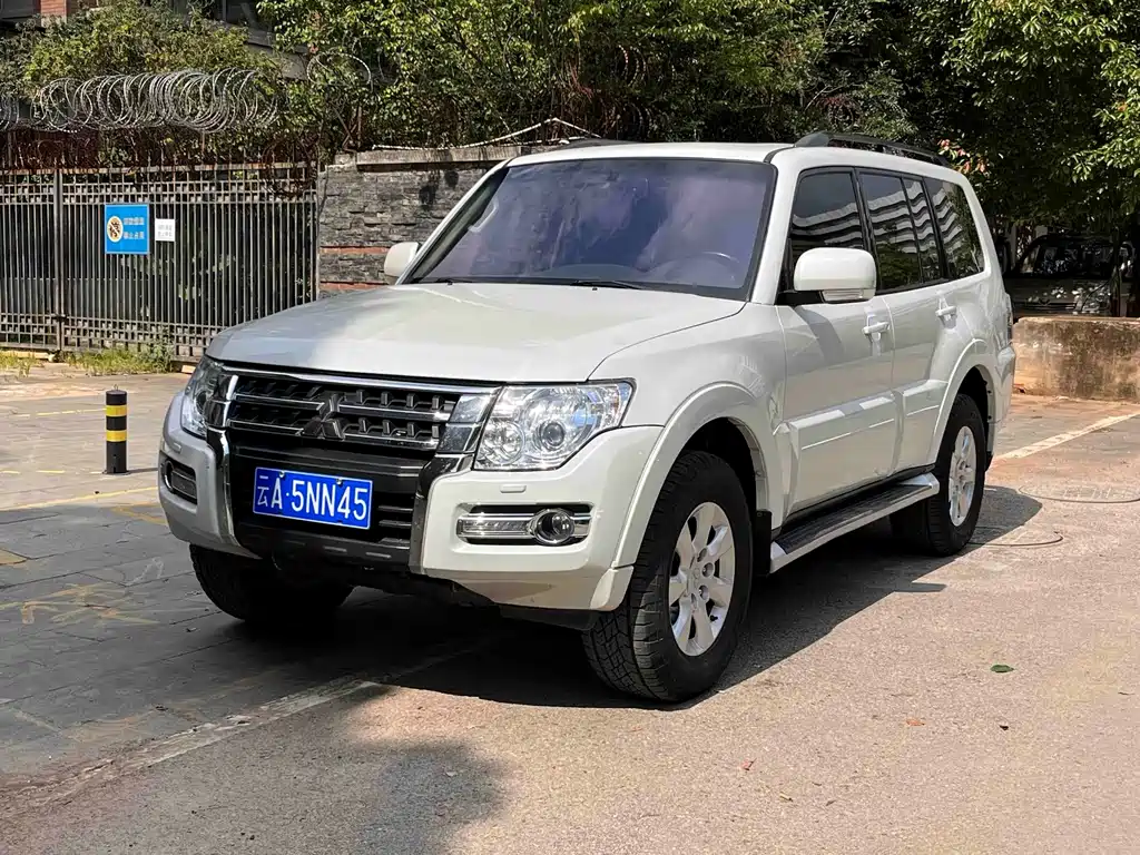 Mitsubishi Pajero (Import)