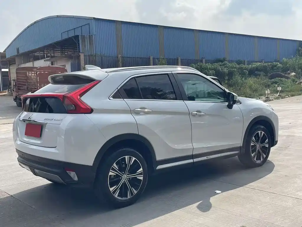 Mitsubishi Eclipse Cross — фото 9