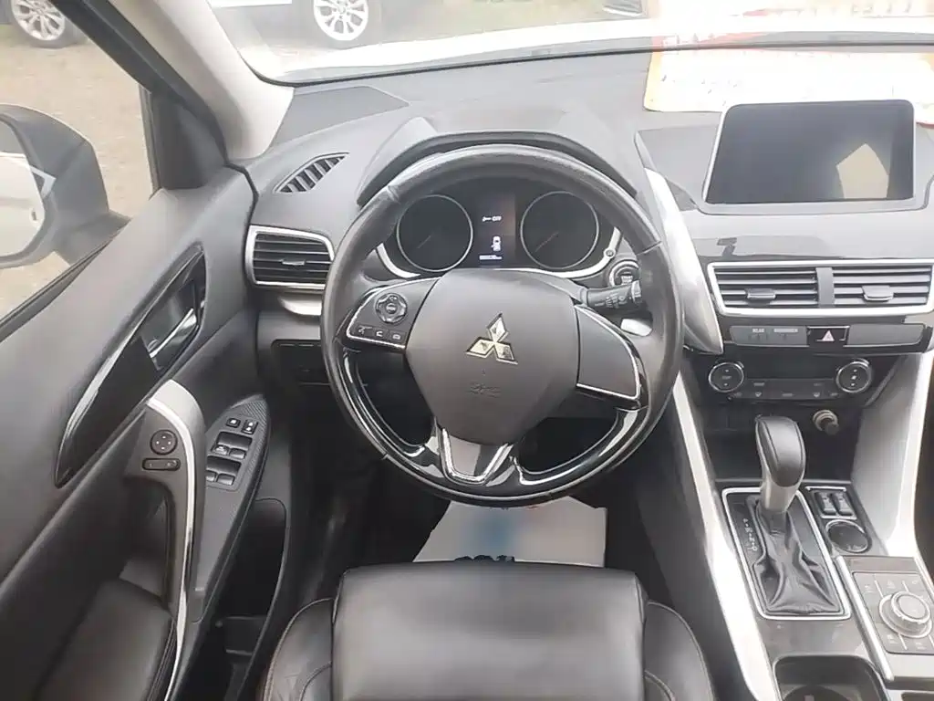 Mitsubishi Eclipse Cross — фото 11