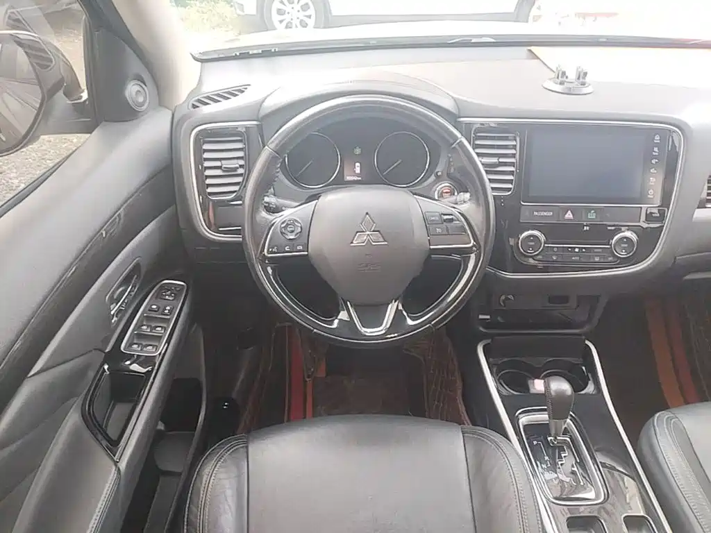 Mitsubishi Outlander — фото 11