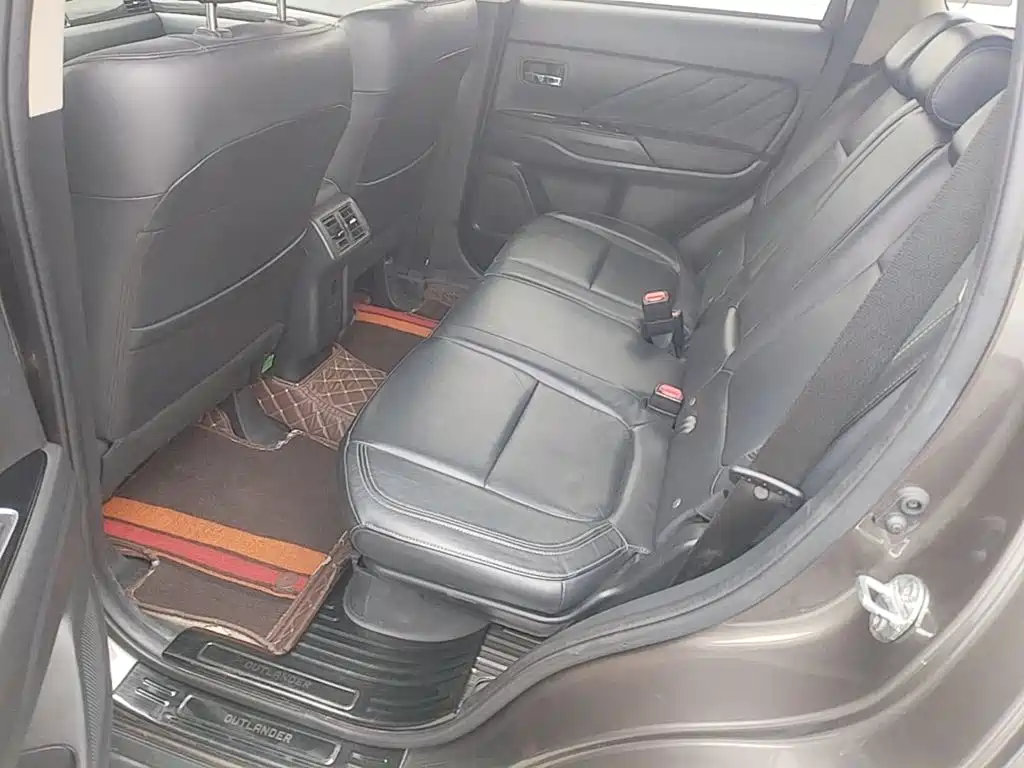 Mitsubishi Outlander — фото 17