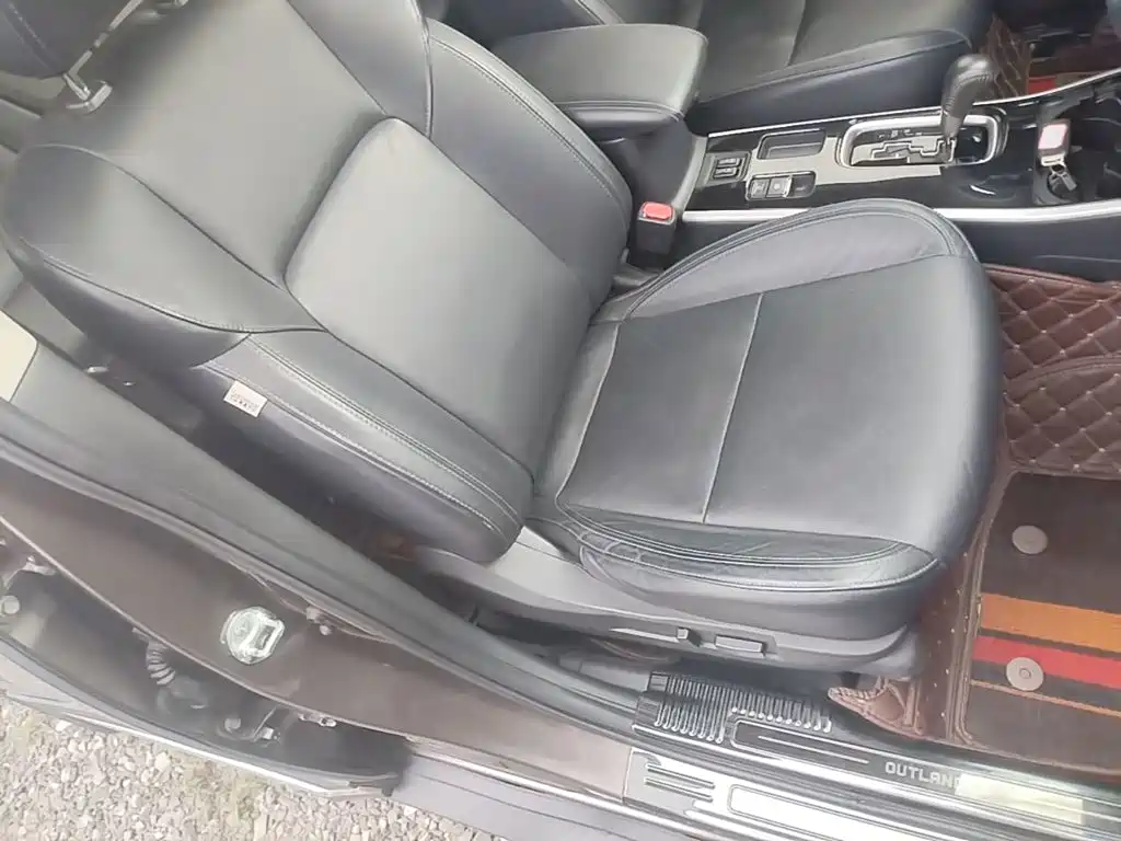 Mitsubishi Outlander — фото 25