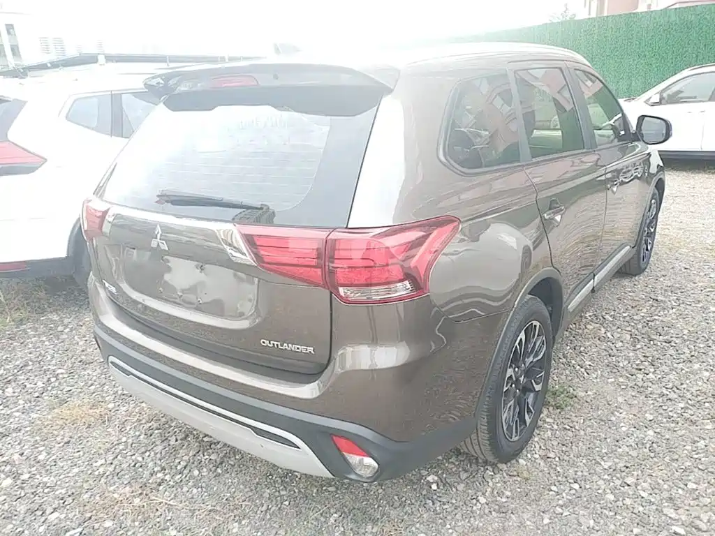 Mitsubishi Outlander — фото 7