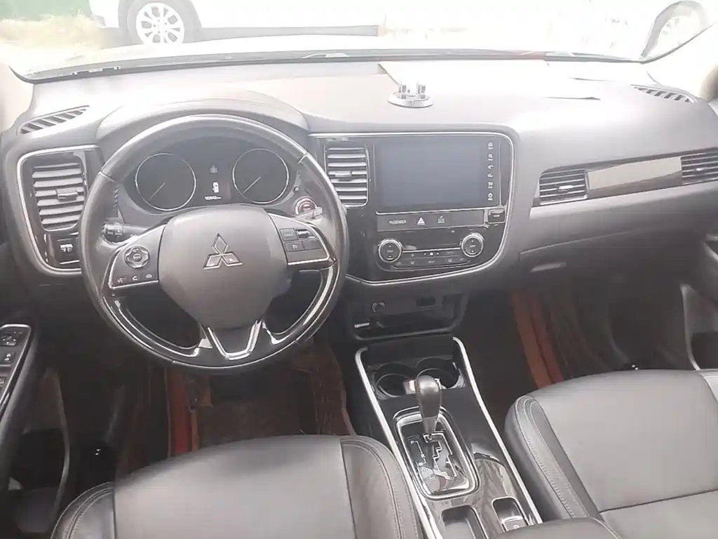 Mitsubishi Outlander — фото 10