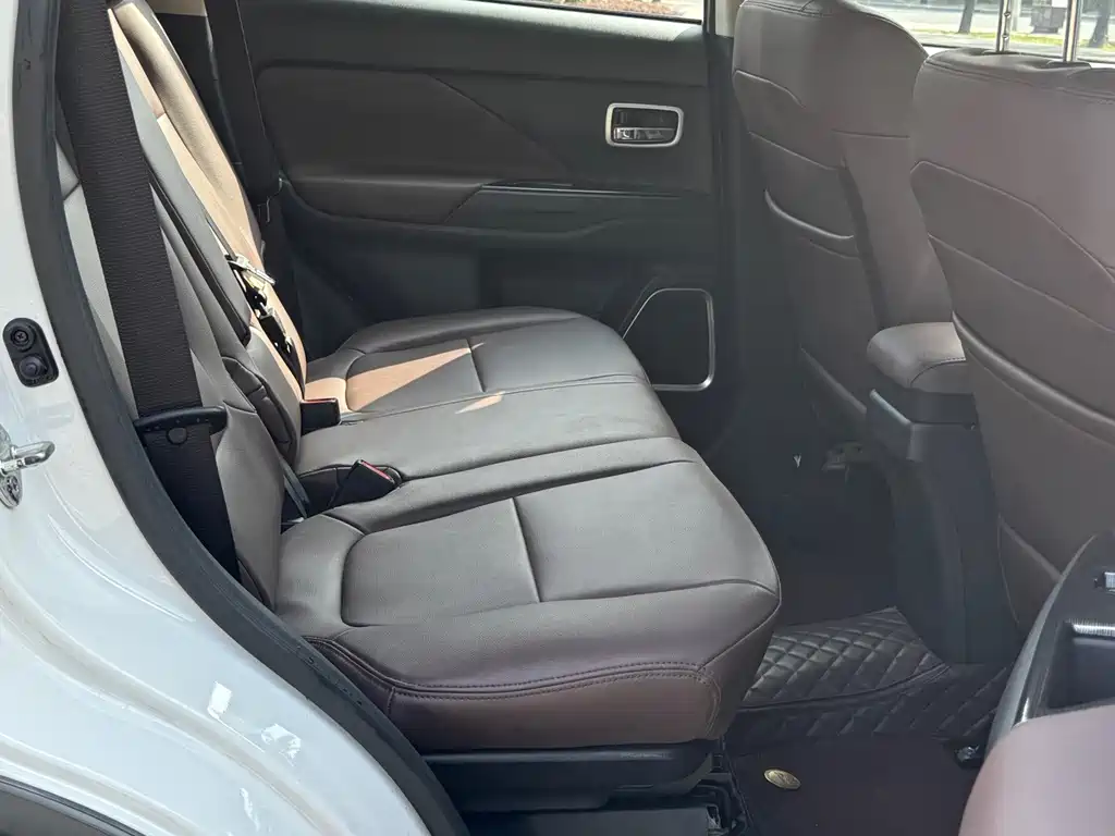 Mitsubishi Outlander — фото 11