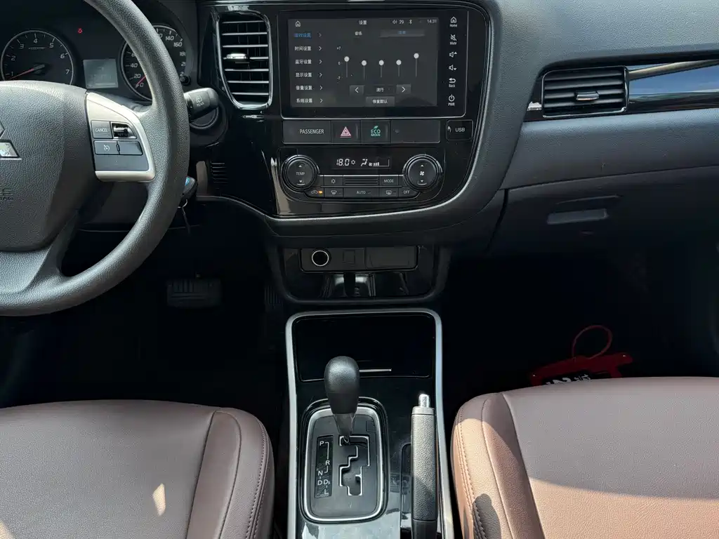 Mitsubishi Outlander — фото 14