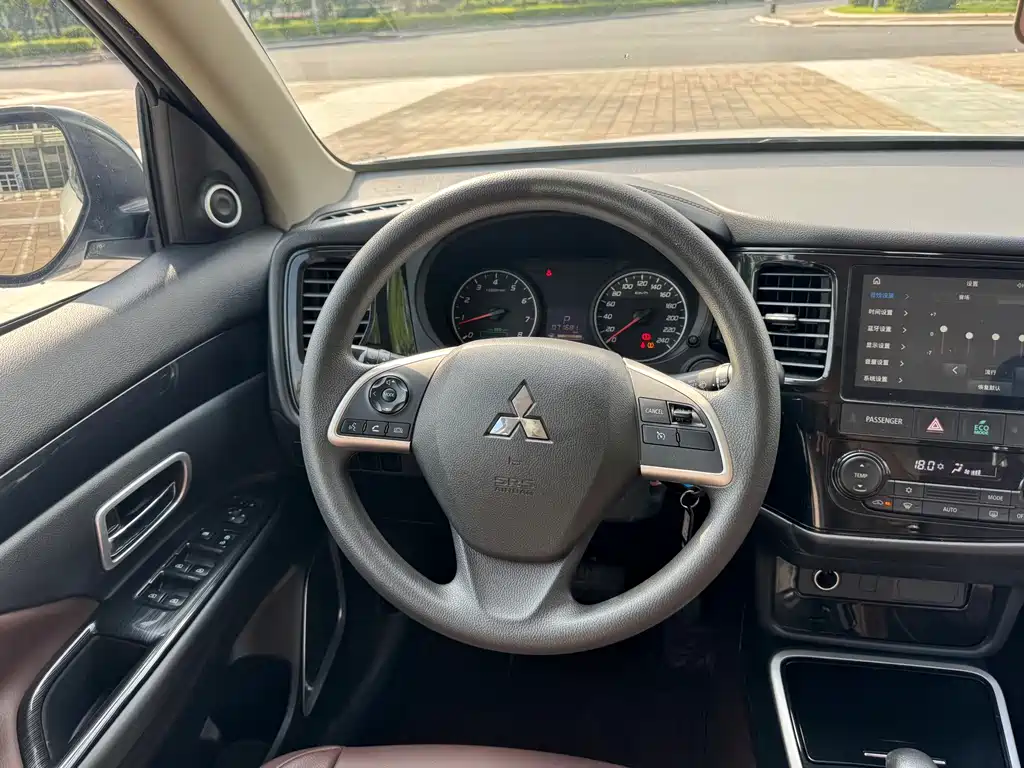 Mitsubishi Outlander — фото 16