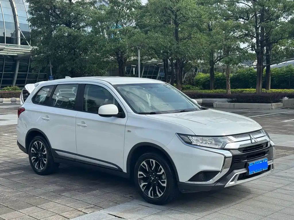 Mitsubishi Outlander — фото 3