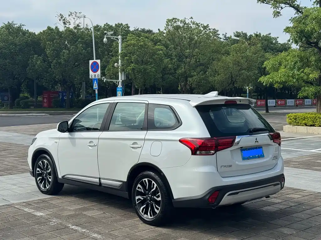Mitsubishi Outlander — фото 4