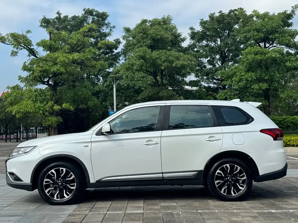 Mitsubishi Outlander — фото 8