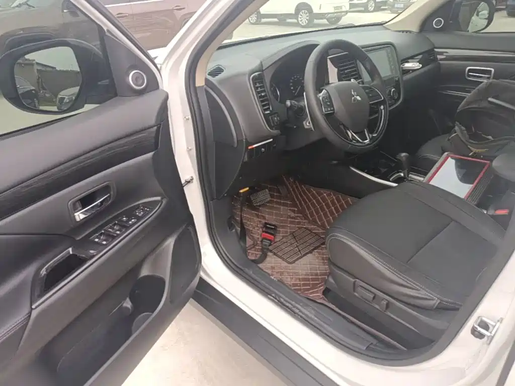 Mitsubishi Outlander — фото 13