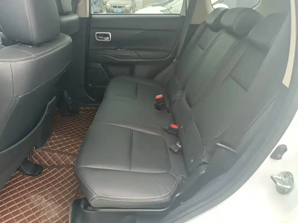 Mitsubishi Outlander — фото 14