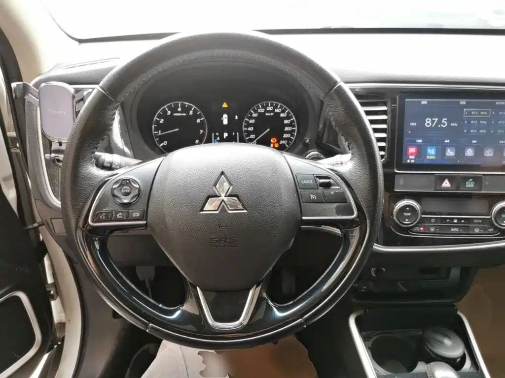 Mitsubishi Outlander — фото 11