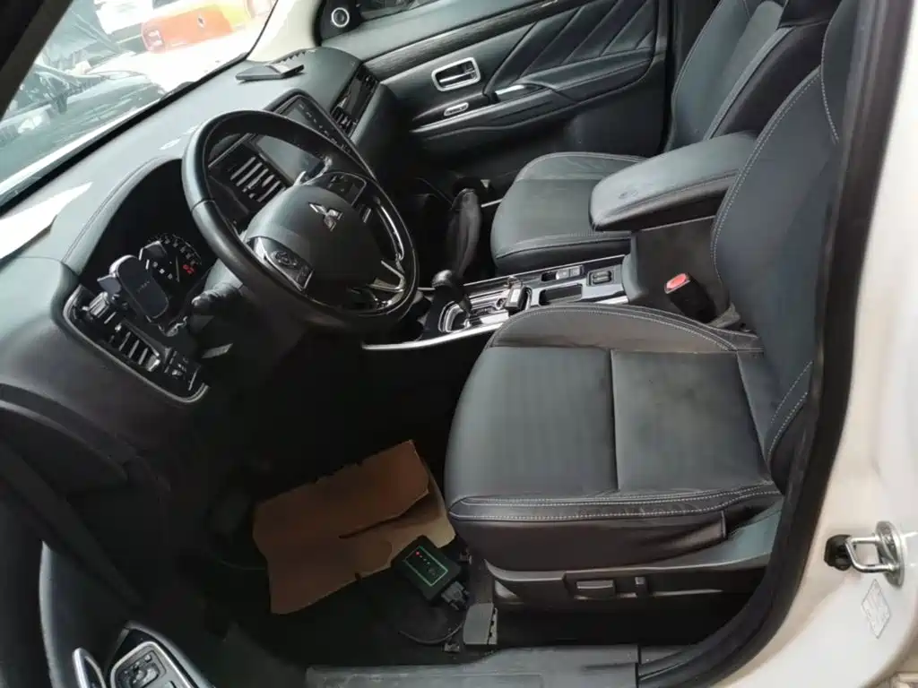 Mitsubishi Outlander — фото 15