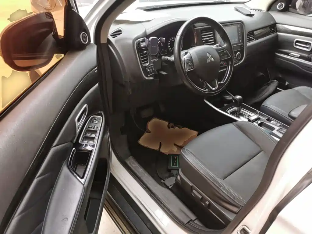 Mitsubishi Outlander — фото 16