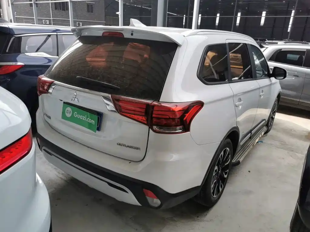 Mitsubishi Outlander — фото 7