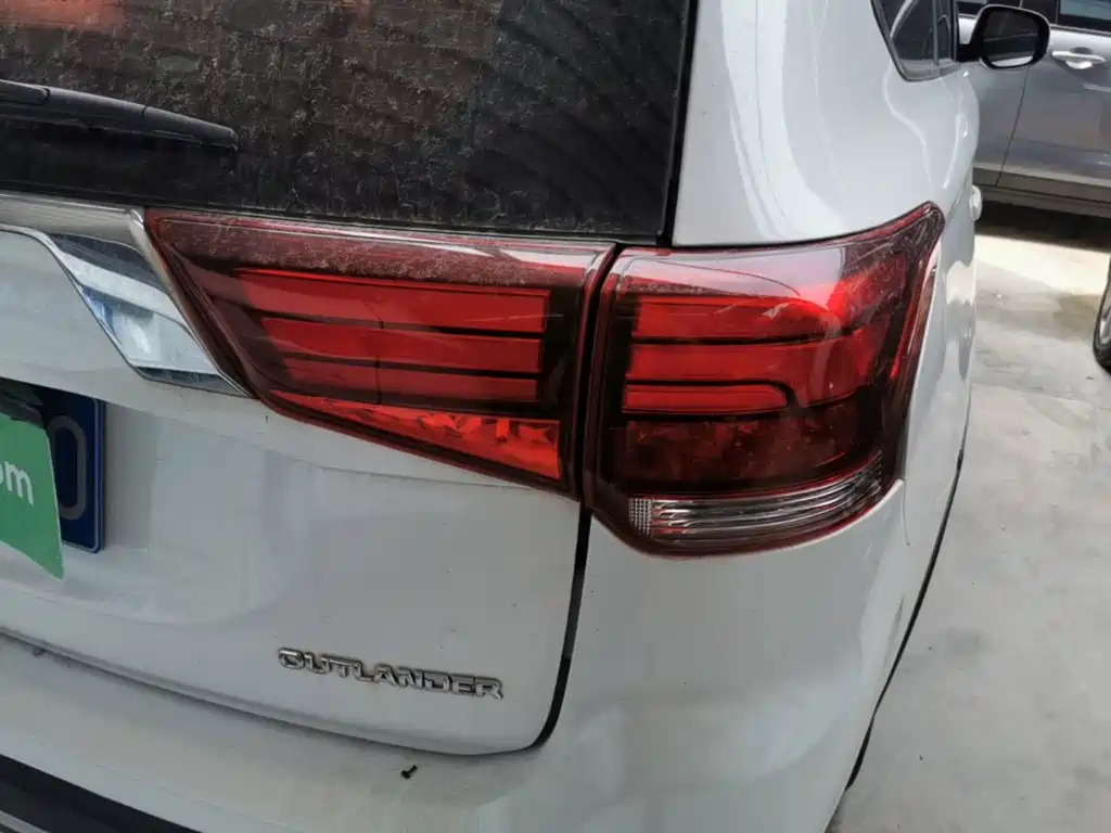 Mitsubishi Outlander — фото 8