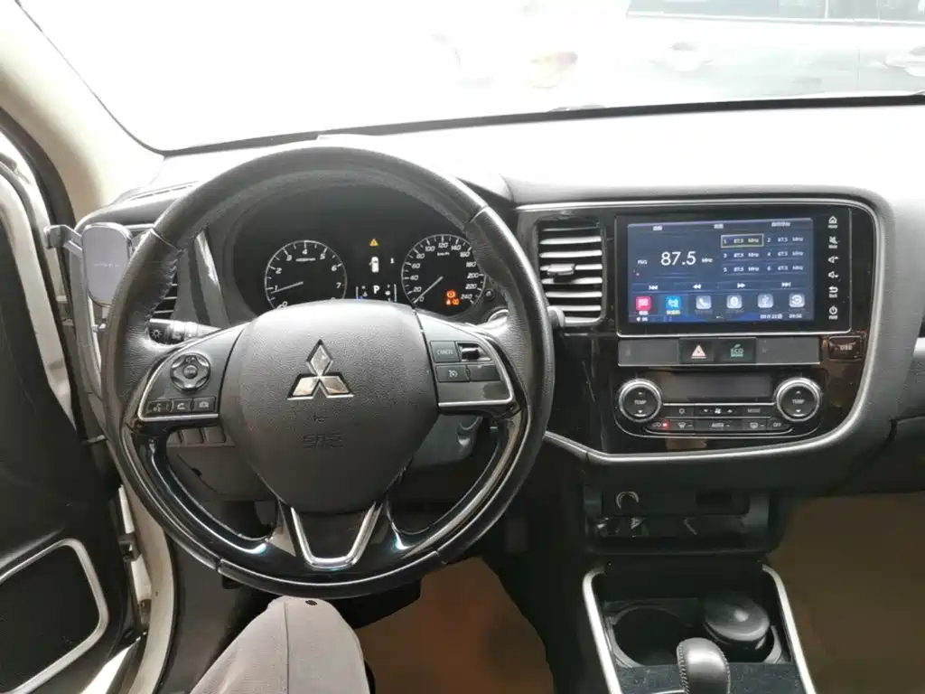 Mitsubishi Outlander — фото 10