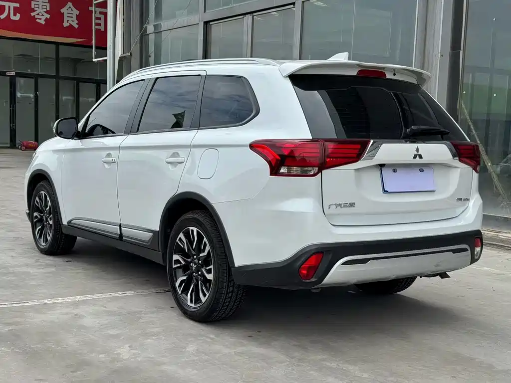 Mitsubishi Outlander — фото 4