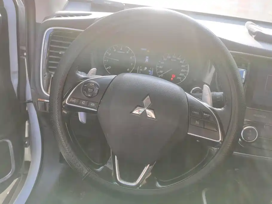 Mitsubishi Outlander — фото 15