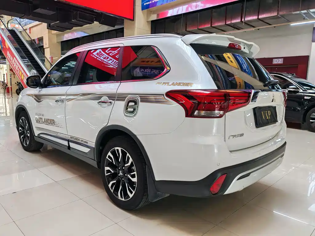 Mitsubishi Outlander — фото 11