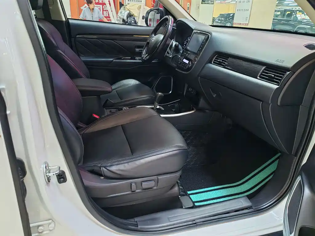 Mitsubishi Outlander — фото 17