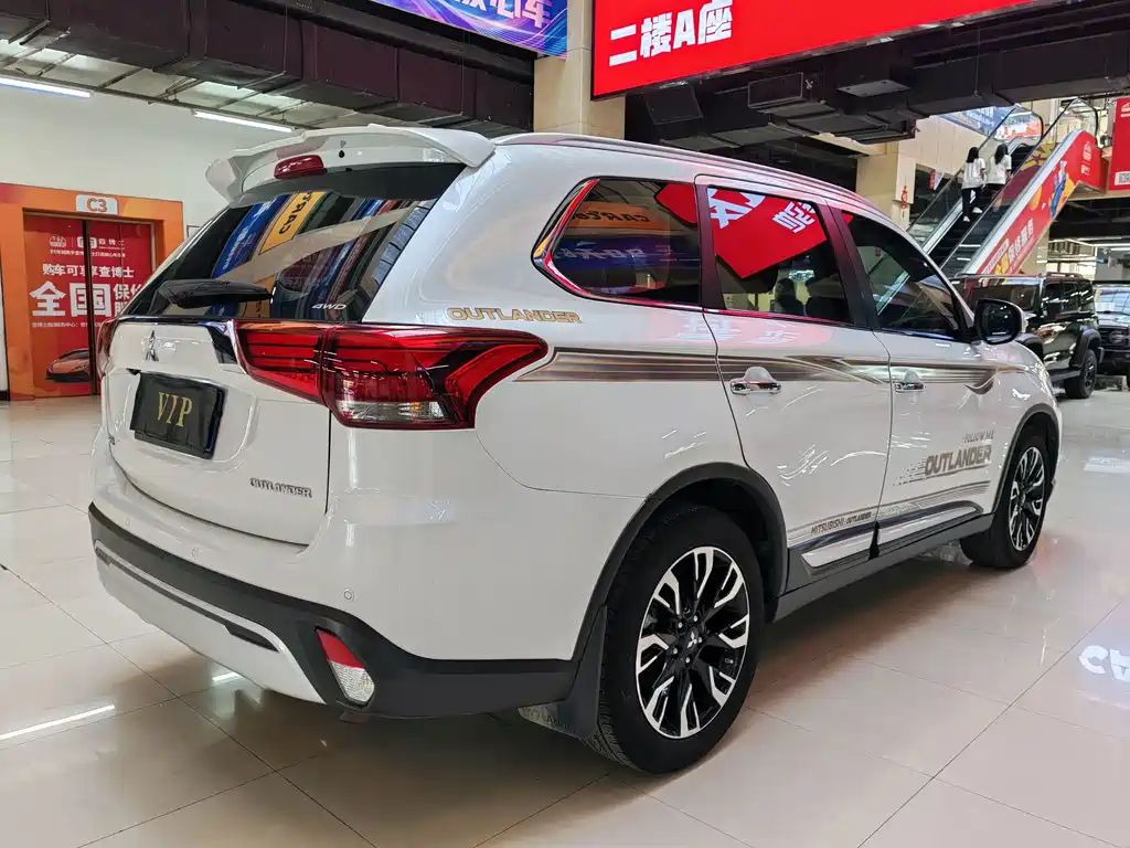 Mitsubishi Outlander — фото 9