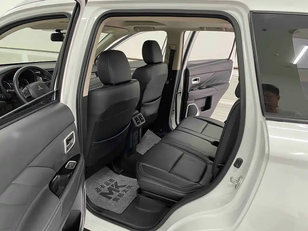Mitsubishi Outlander — фото 11