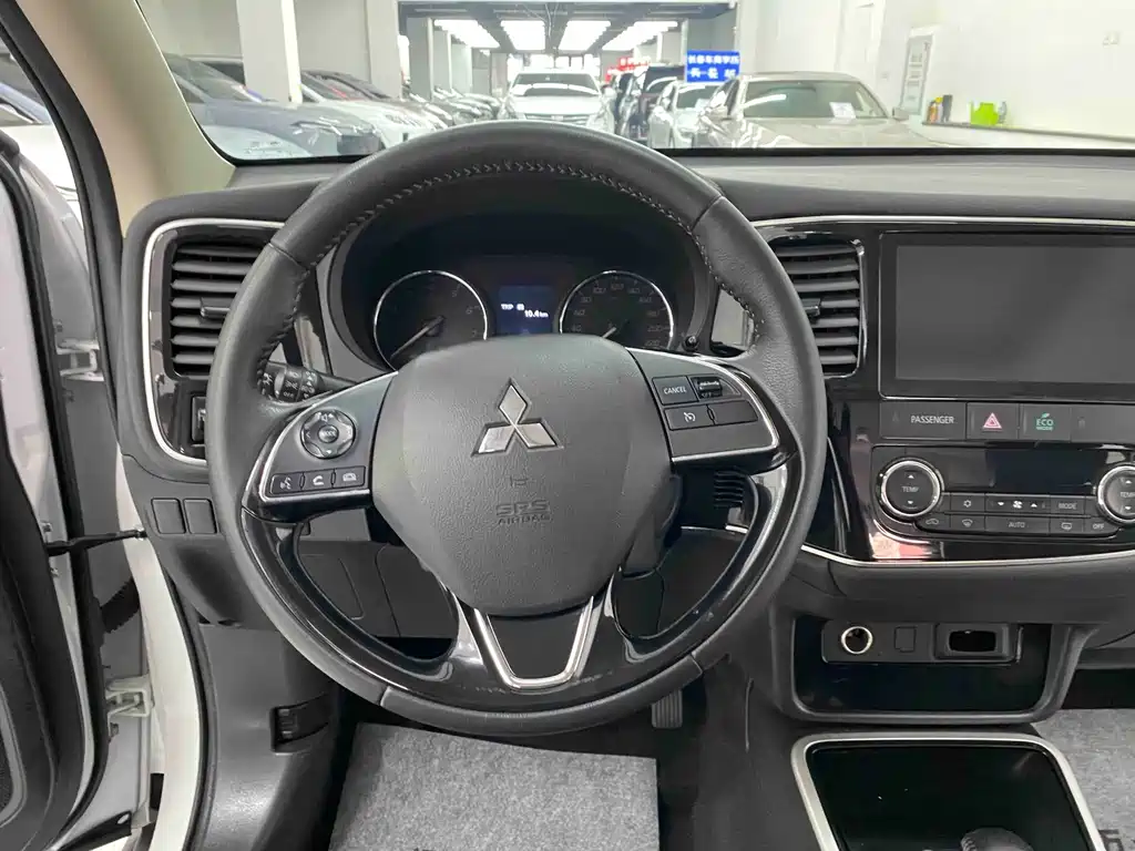 Mitsubishi Outlander — фото 14