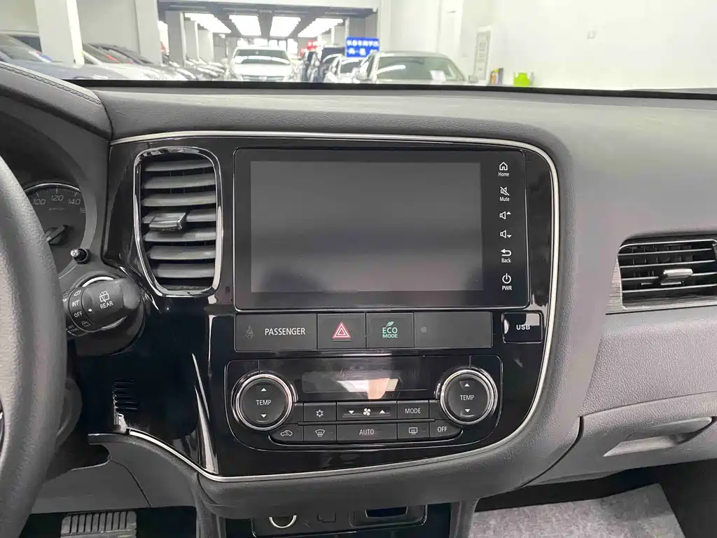 Mitsubishi Outlander — фото 15