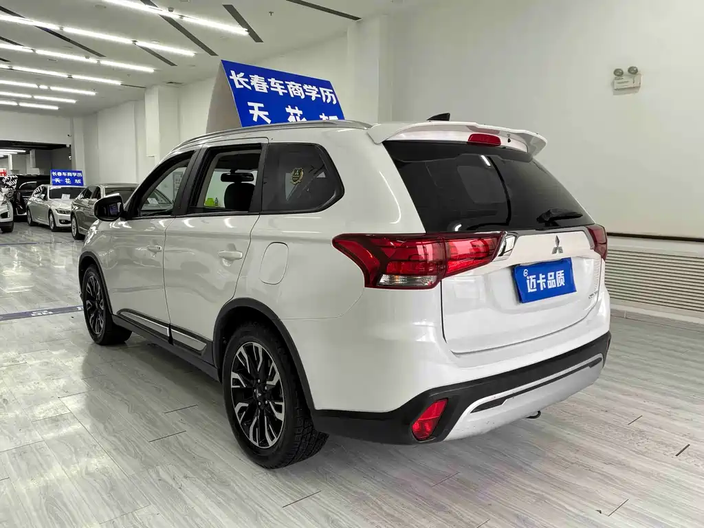 Mitsubishi Outlander — фото 5