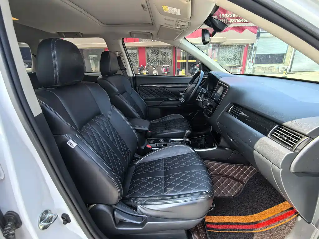 Mitsubishi Outlander — фото 11