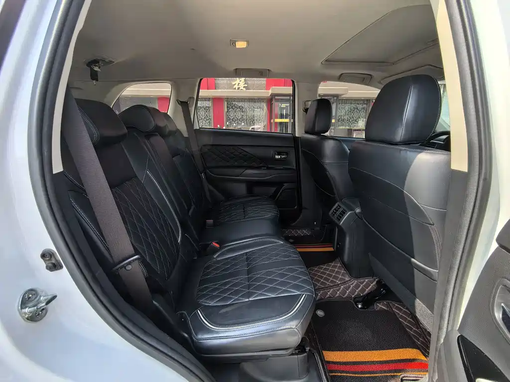 Mitsubishi Outlander — фото 12
