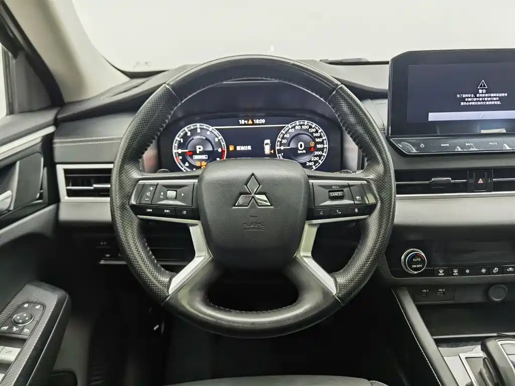 Mitsubishi Outlander — фото 11
