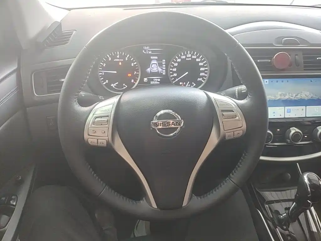 Nissan Tiida — фото 11