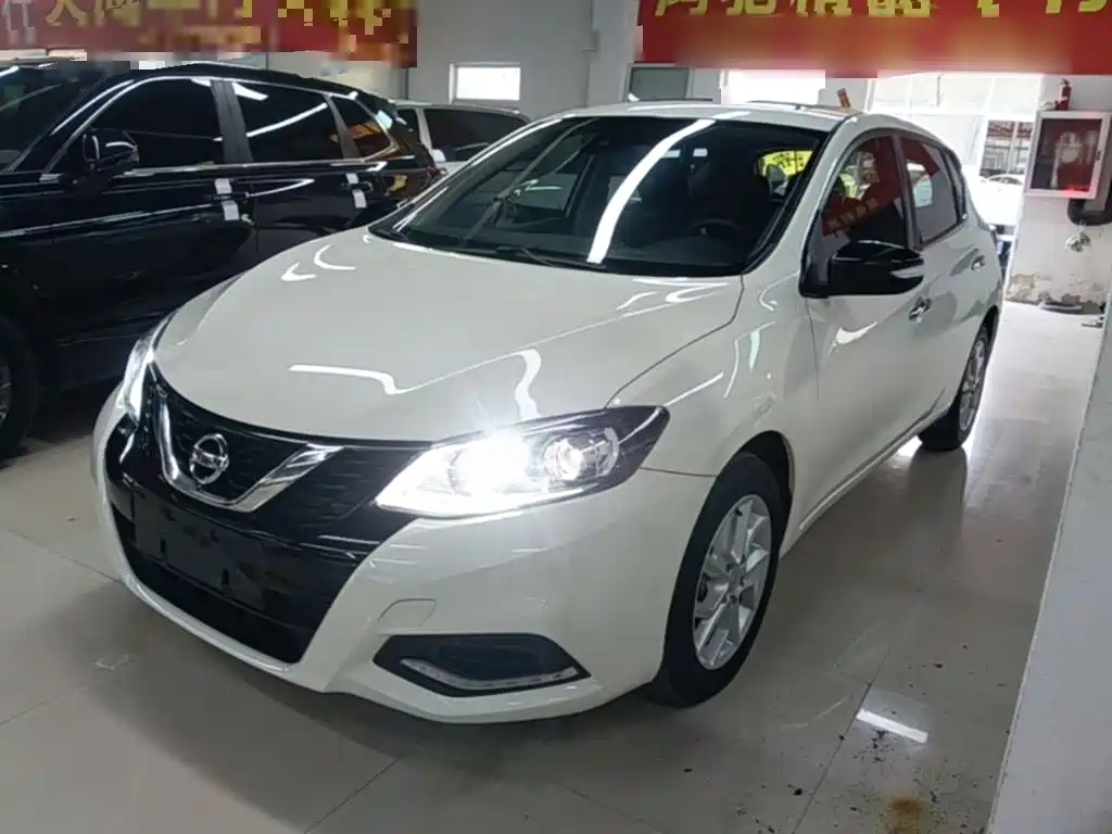 Nissan Tiida — фото 2