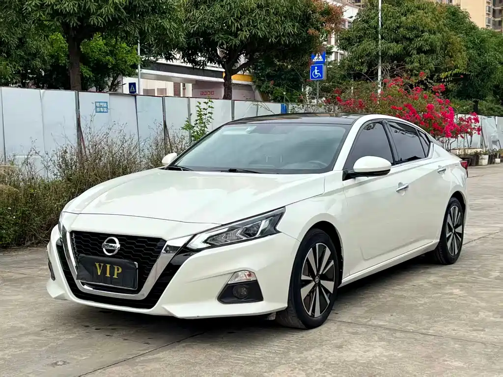 Nissan Teana — фото 1