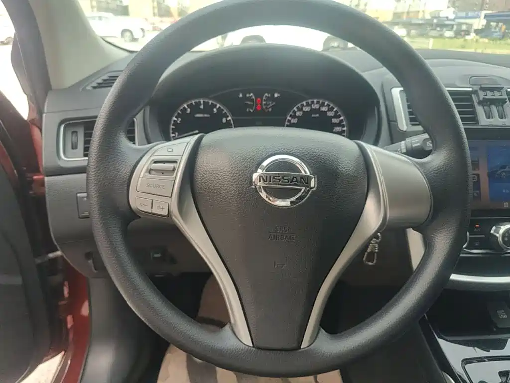 Nissan Tiida — фото 11