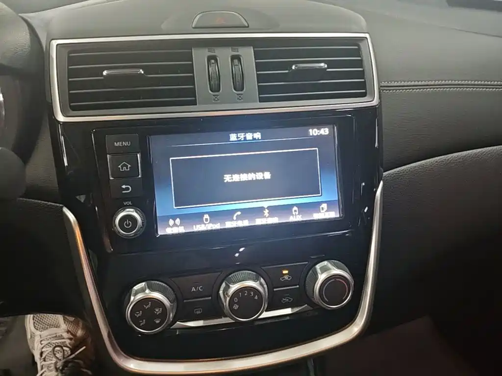 Nissan Tiida — фото 13