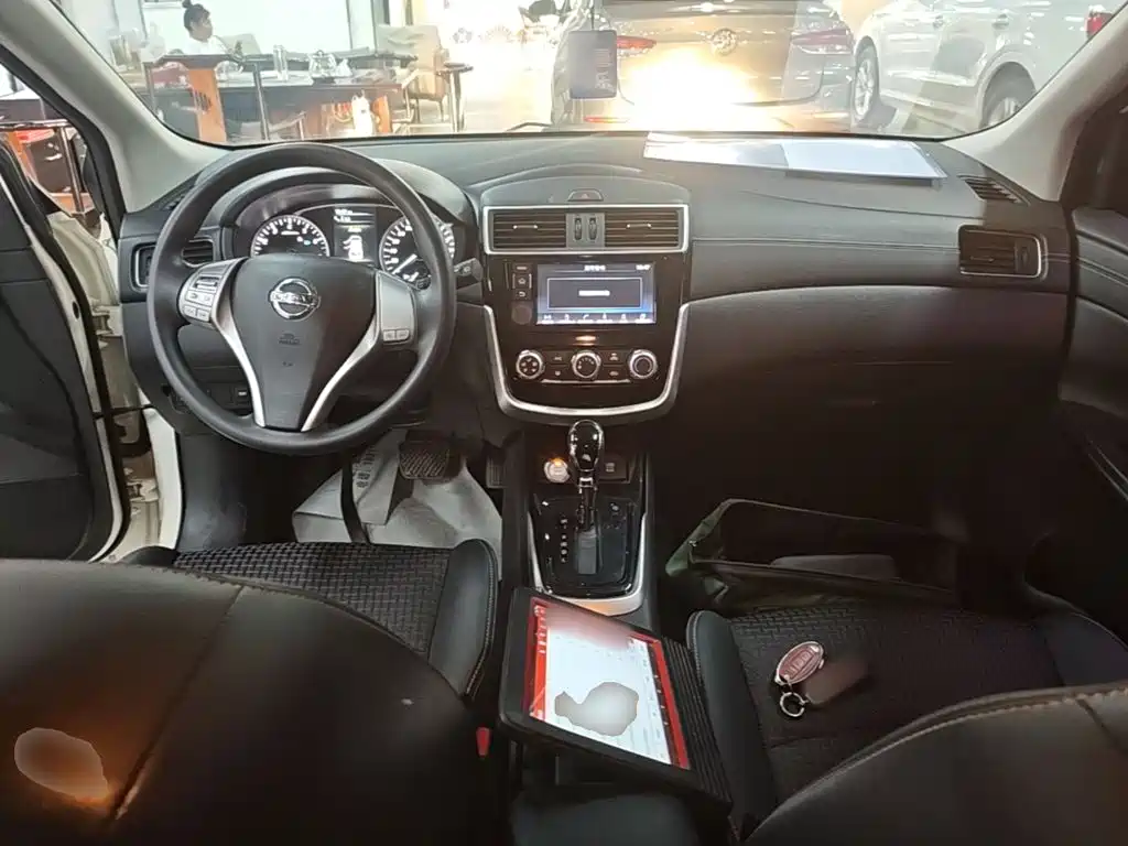 Nissan Tiida — фото 10