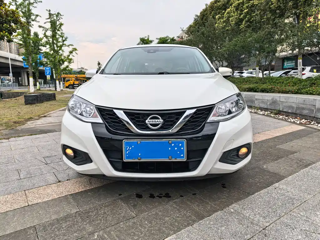 Nissan Tiida — фото 2